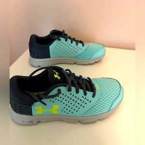Under Armor youth 5 wide foot, fits a 5.5 or woman 7 never worn like new.